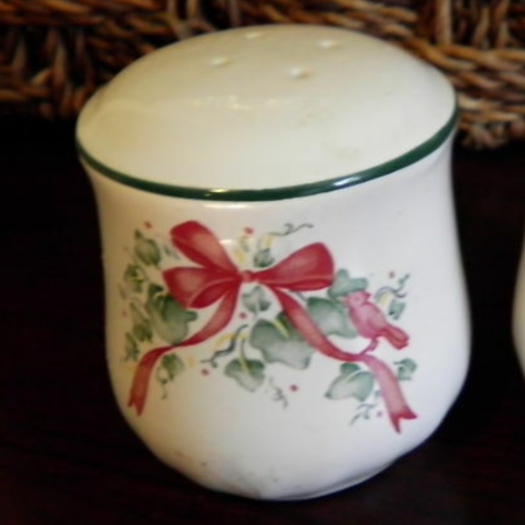 Corelle Callaway Holiday Salt & Pepper Shakers Lov - Picture 2 of 3